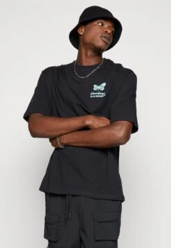 YOURTURN Chest Tee Unisex - T-Shirt Print - 802 - Black -Heren Kledingwinkel 0df043f7336d4498b652bc179d5ab6ee