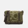 Pier One Schoudertas - Olive 2 Pier One Schoudertas - Olive -Heren Kledingwinkel 2821481899bc45b888f5967edfea849c