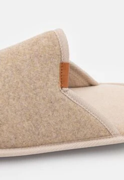 Pier One Pantoffels - Beige -Heren Kledingwinkel 4bb8e183218649be8d160cd154643fa0