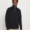 Farah Jim 1/4 Zip - Sweater - Black 2 Farah Jim 1/4 Zip - Sweater - Black -Heren Kledingwinkel 92053f82bcba47f29c2aeff8f0d03044