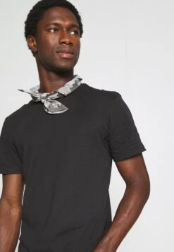 Pier One 3 Pack - T-Shirt Basic - Black/Mottled Dark Grey/Bordeaux -Heren Kledingwinkel ae9b9691c10949c5b4edc17929f8c13a