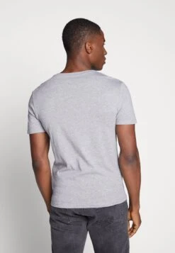 Pier One 3 Pack- T-Shirt Basic - Black, Grey, Green 10 Pier One 3 Pack- T-Shirt Basic - Black, Grey, Green -Heren Kledingwinkel b3e2272097fd45d28e31884f564c0681